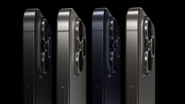 4 màu của iPhone 15 Pro Max Titanium sang trọng, từ trái sang phải lần lượt là: Titan Đen, Titan Trắng, Titan tự nhiên và Titan xanh.